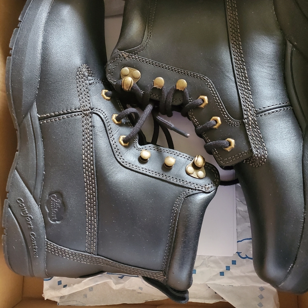 Experience ultimate comfort with Dr. Comfort size 10.5 boots!